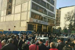 مراجعه سپرده گذاران البرز ایرانیان،افضل توس،وحدت و فرشتگان به شعب