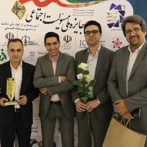 معاون رئیس جمهور جایزه ملی مسئولیت اجتماعی را به بیمه دی اهدا کرد